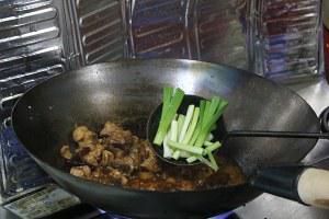 黄焖鸡酱爆料怎么做的视频,酱香浓郁，美味诱人